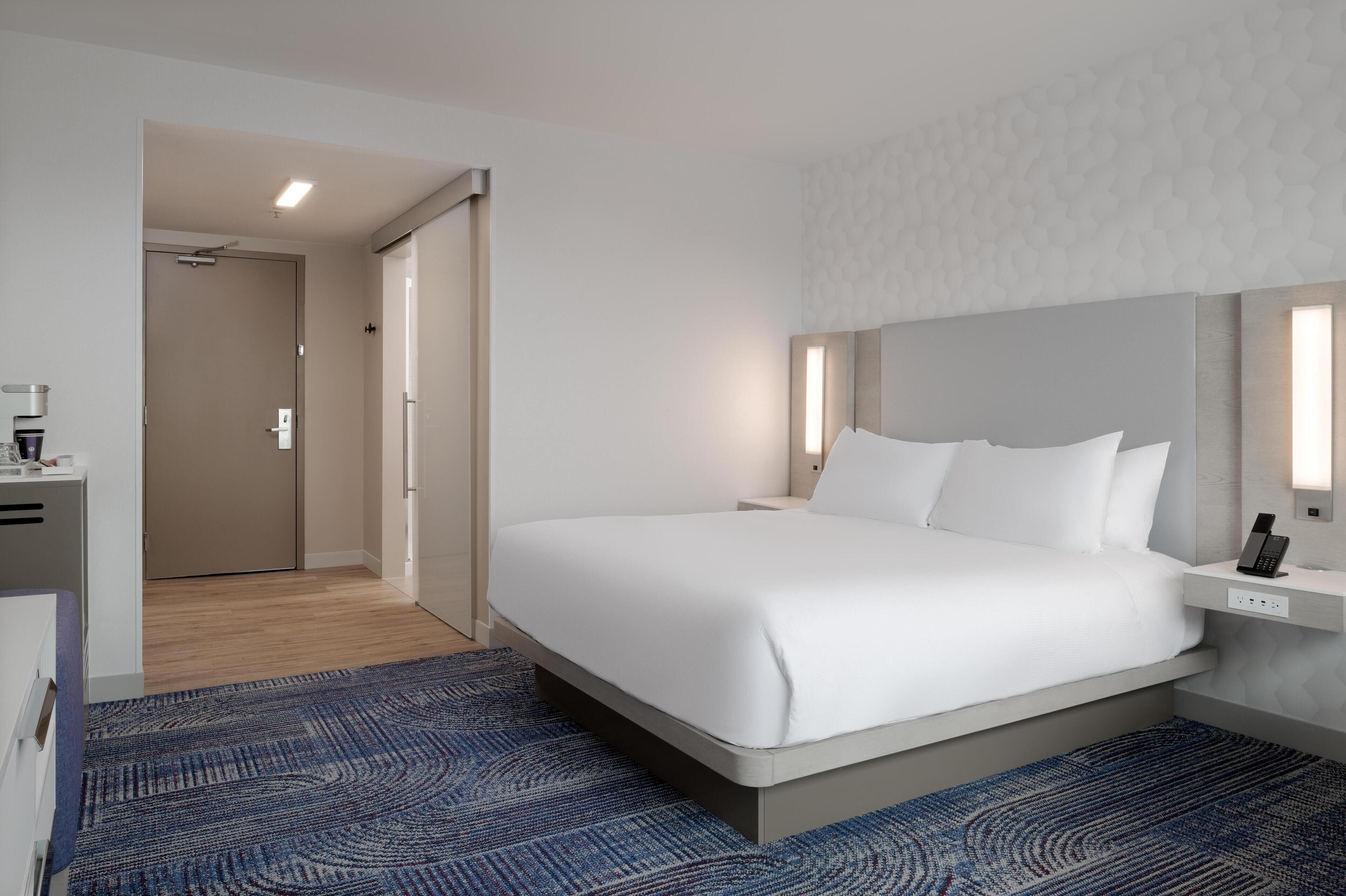 Deluxe Room, 1 King Bed | Premium bedding, pillowtop beds, in-room safe, desk