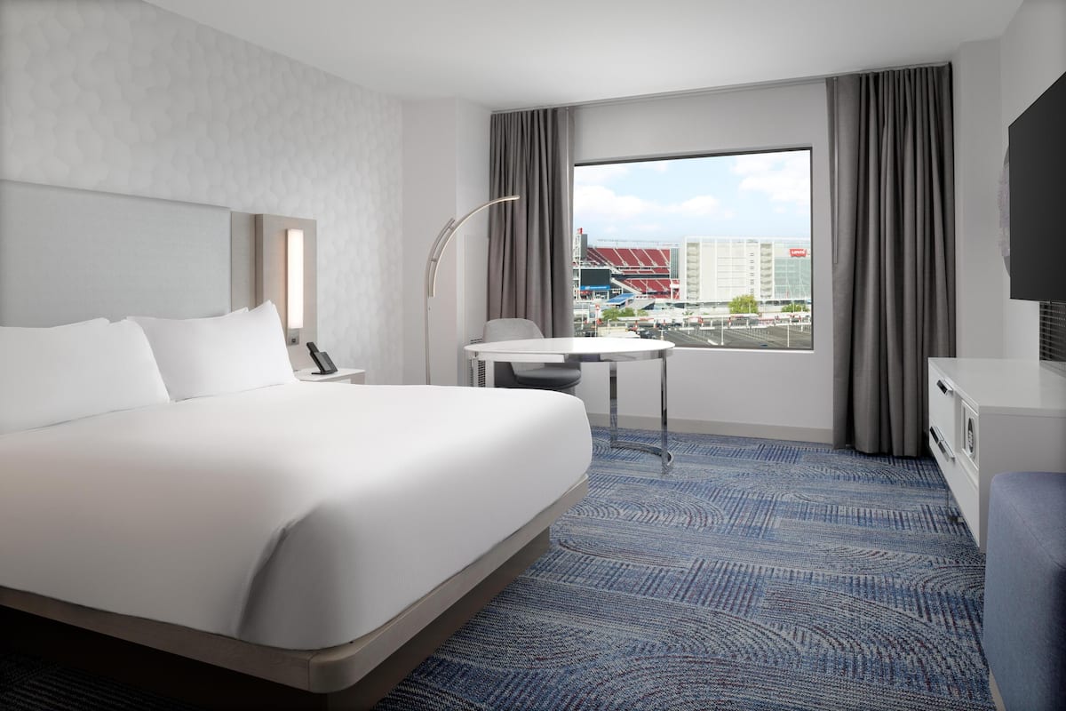 Rom – superior, 1 kingsize-seng (Levi Stadium View) | Sengetøy av topp kvalitet, senger med overmadrass og safe på rommet