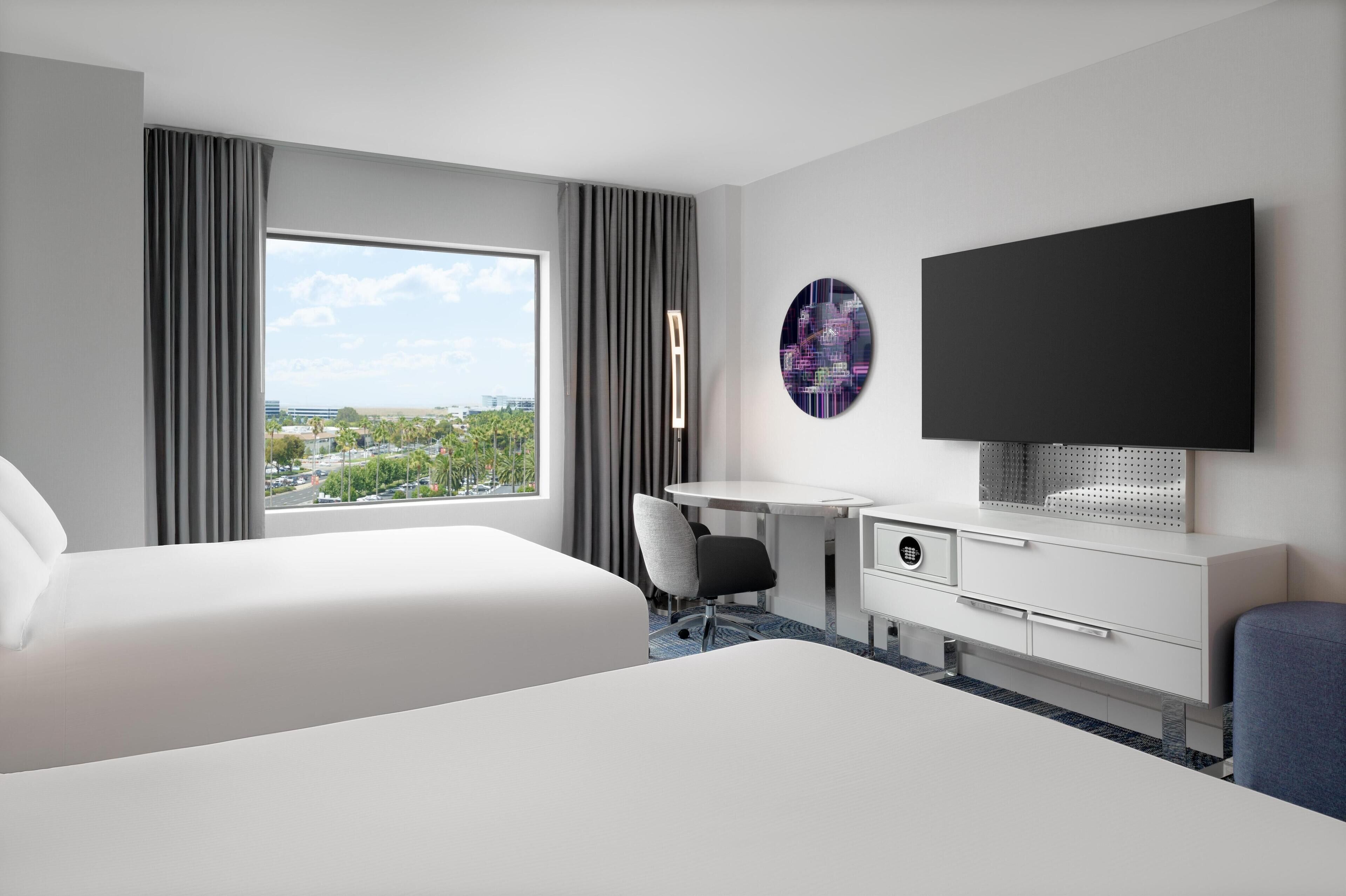 Sengetøy av topp kvalitet, senger med overmadrass og safe på rommet