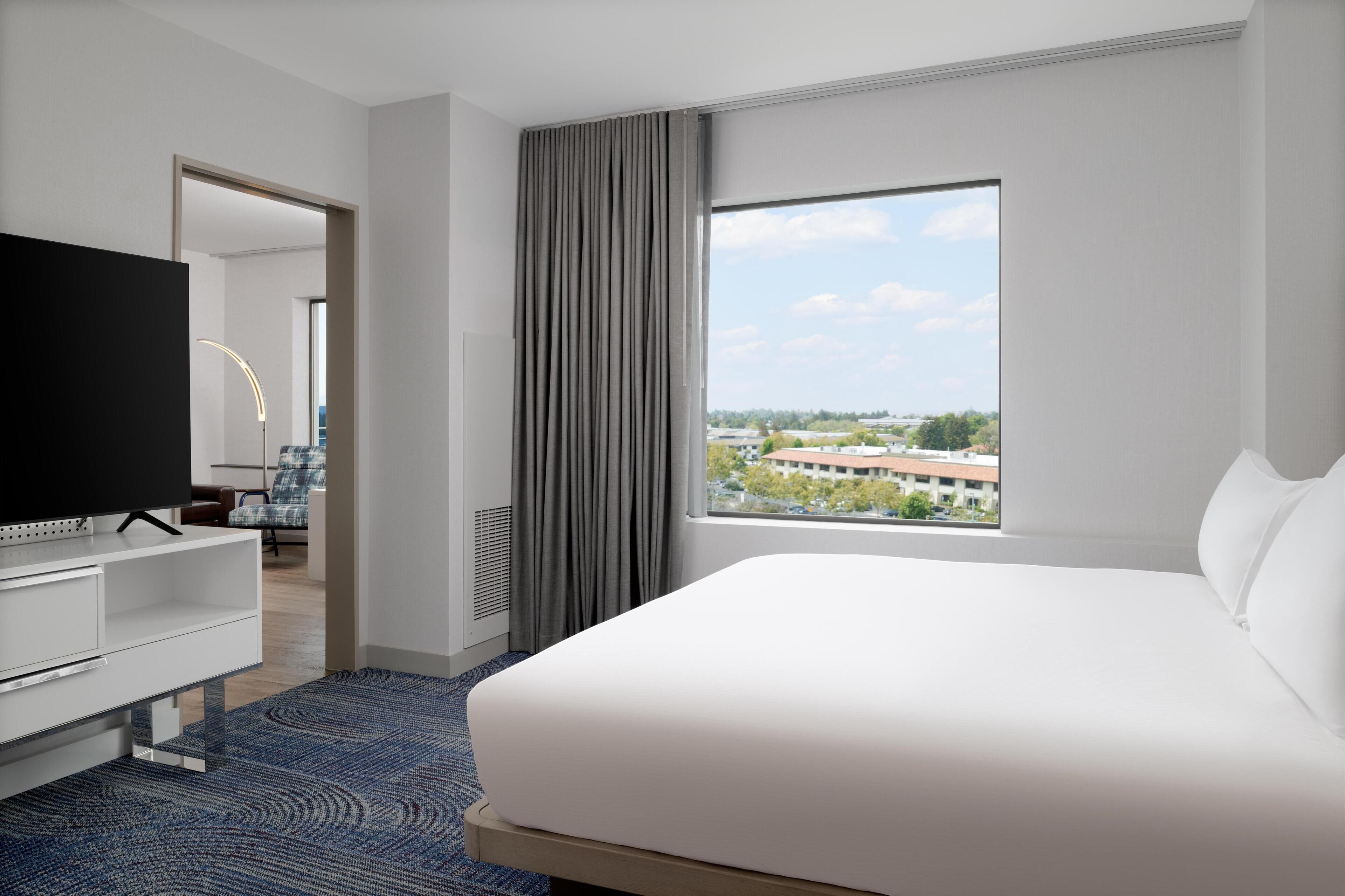 Sengetøy av topp kvalitet, senger med overmadrass og safe på rommet