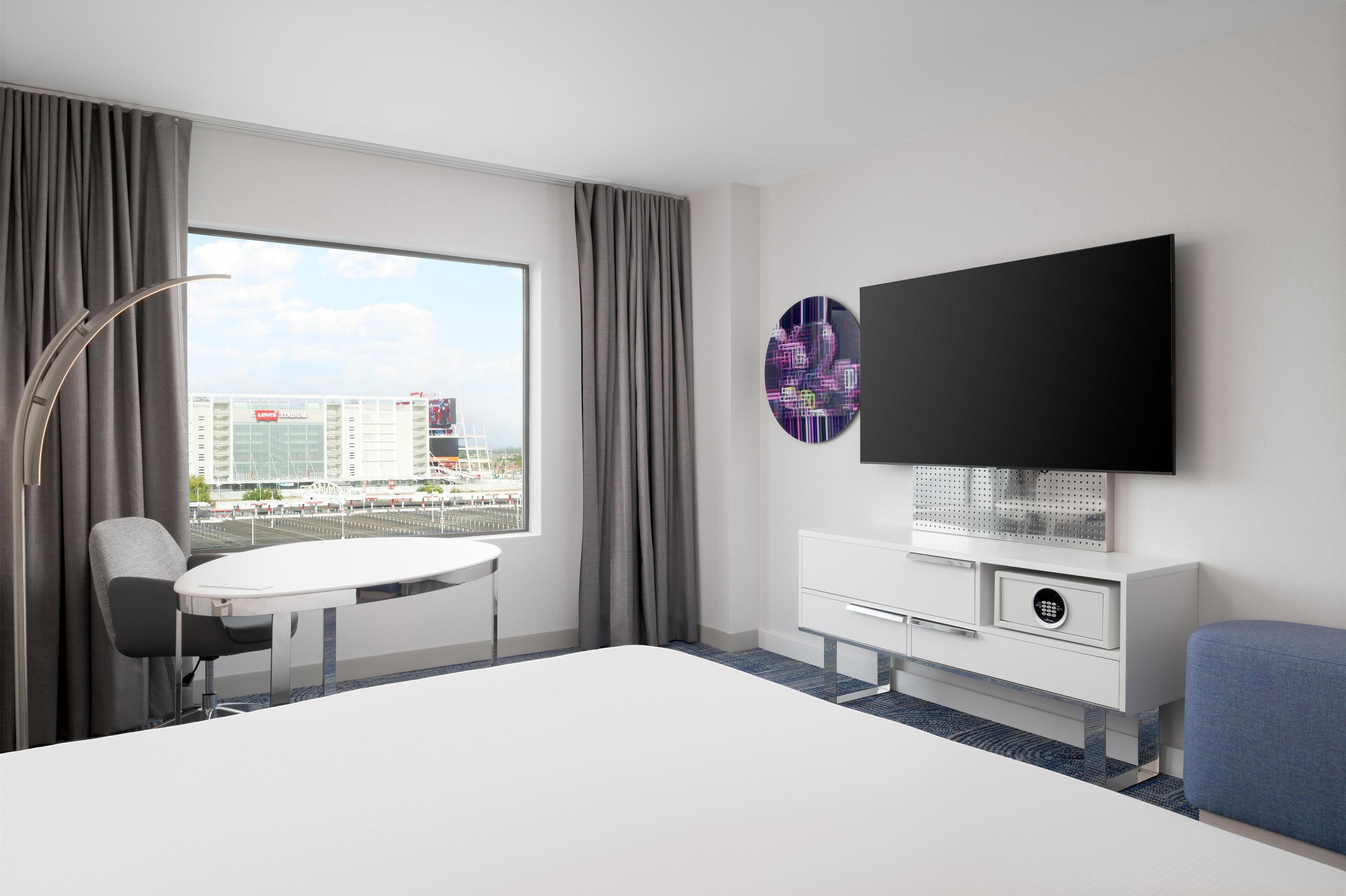 高級寢具、特厚豪華床墊、房內夾萬、書桌