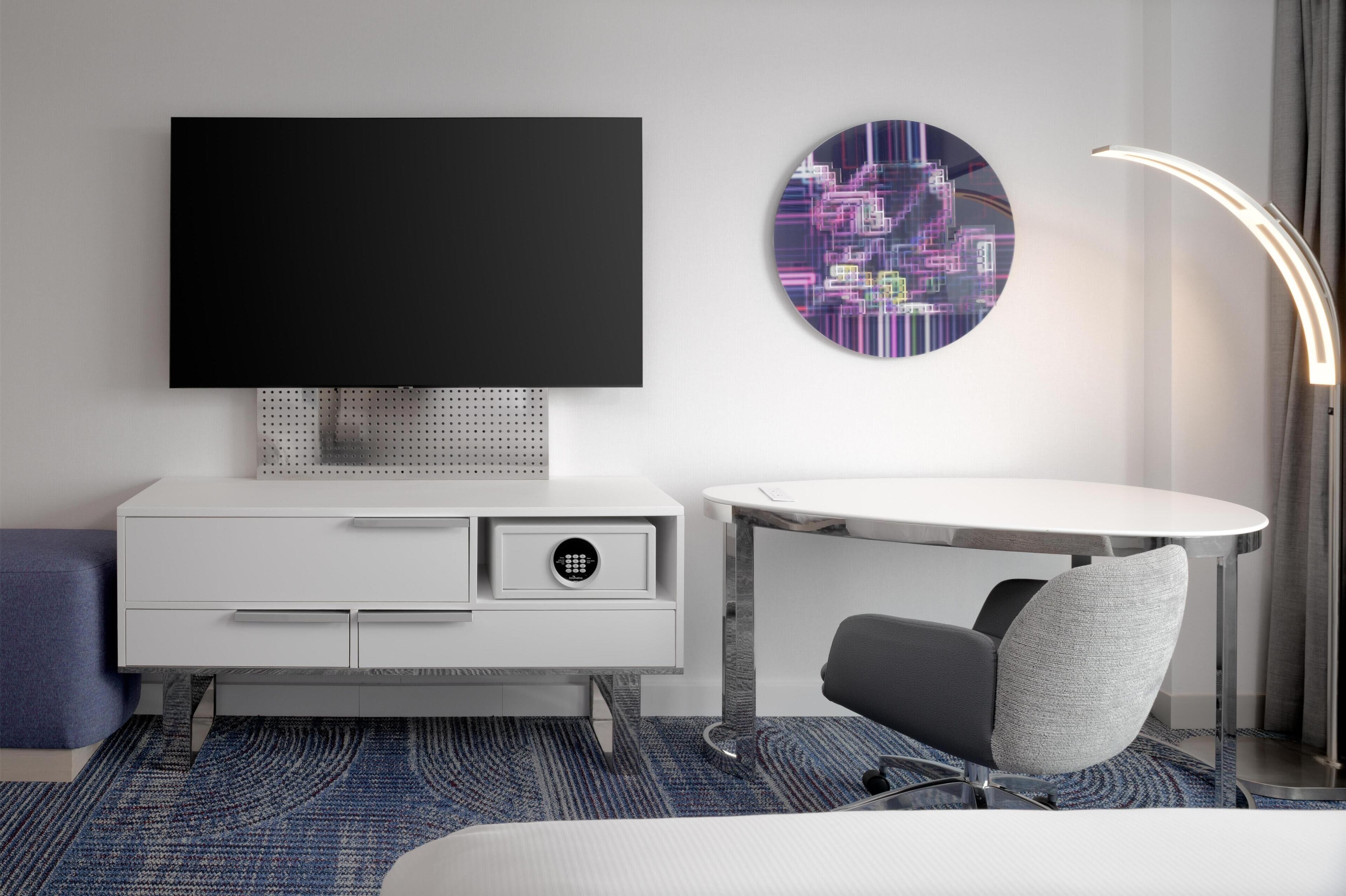 Sengetøy av topp kvalitet, senger med overmadrass og safe på rommet