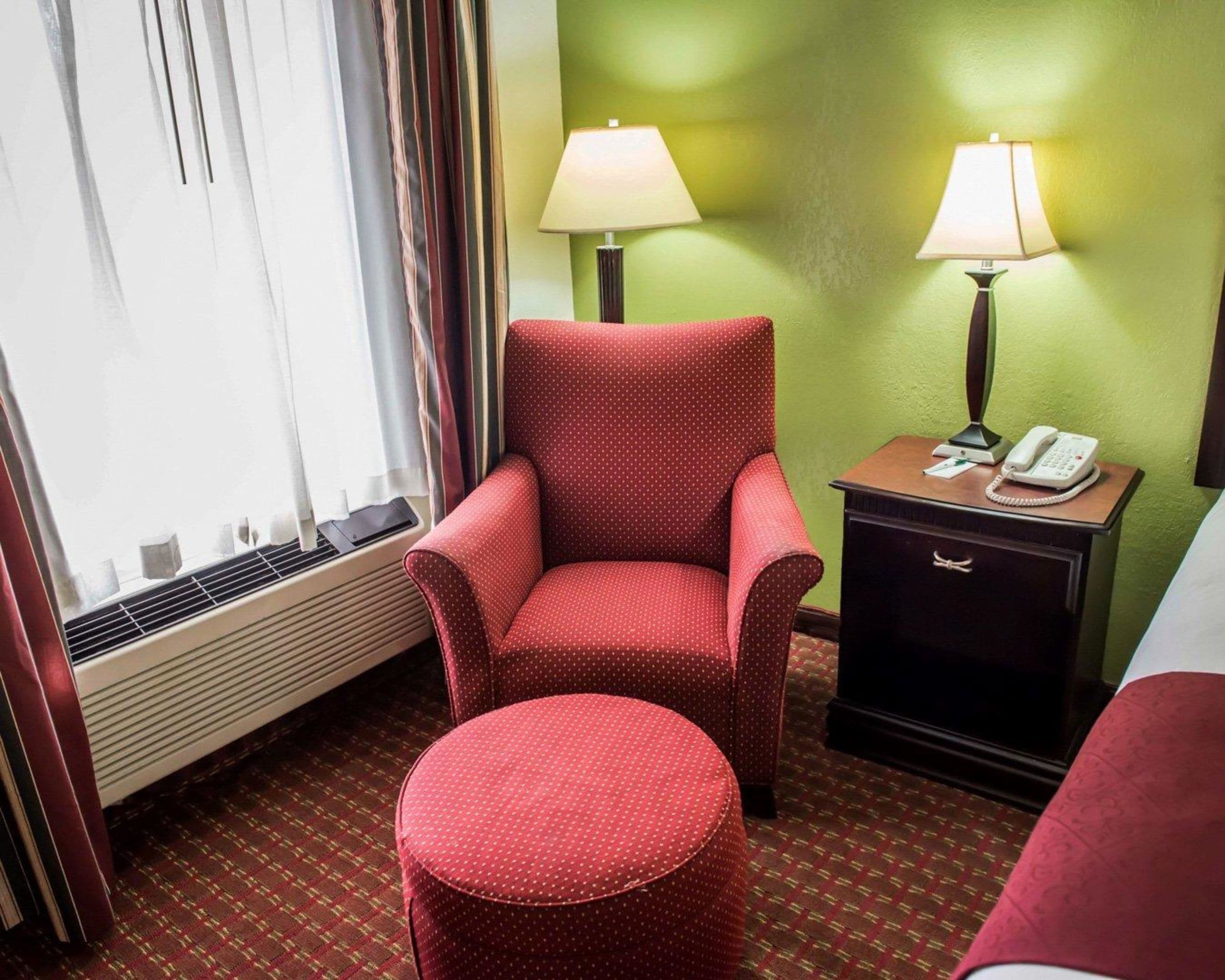 Standard Room, 1 King Bed, Non Smoking | Desk, laptop workspace, iron/ironing board, free WiFi