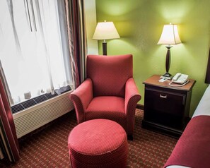 Standard Oda, 1 En Büyük (King) Boy Yatak, Sigara İçilmez | Masa, dizüstü bilgisayar çalışma alanı, ütü/ütü masası