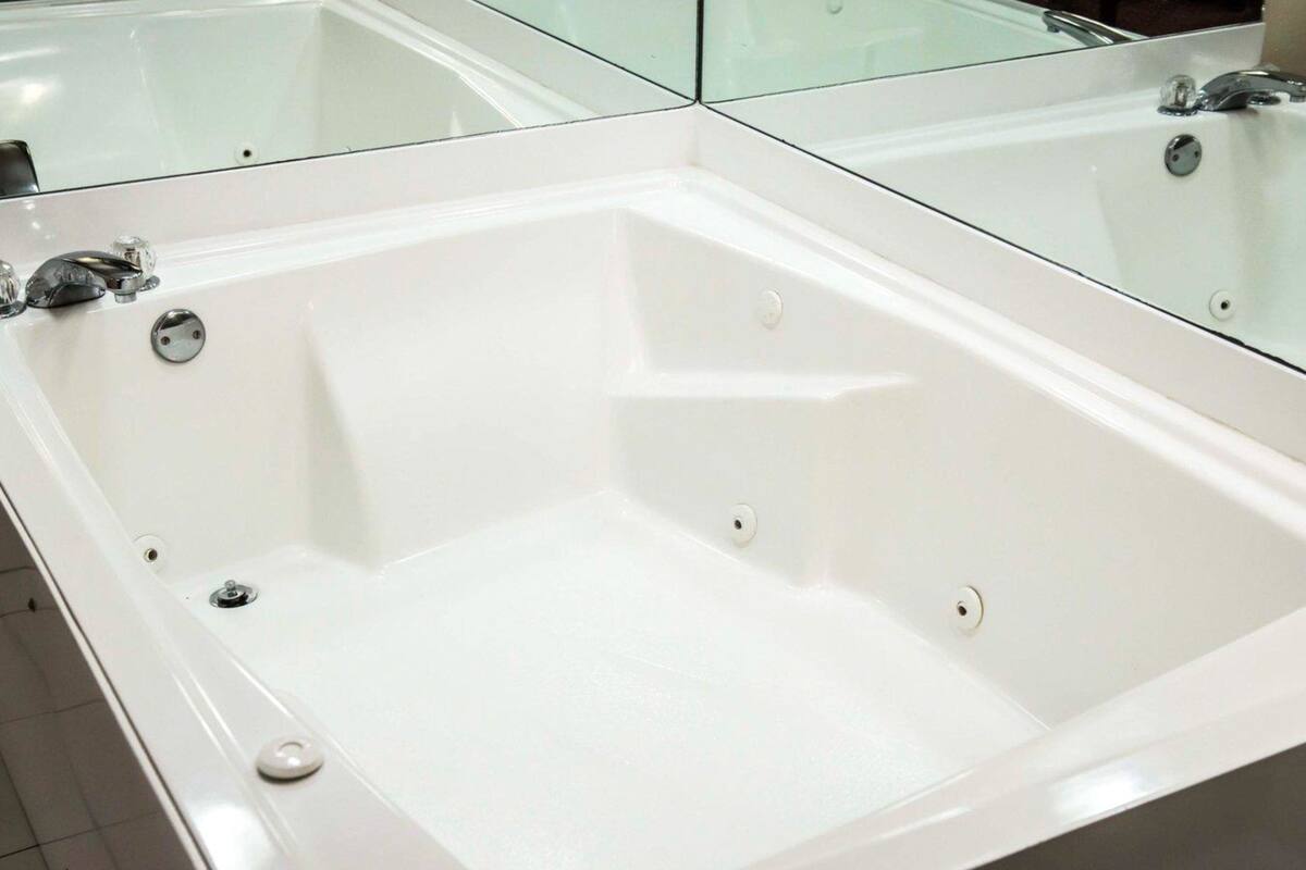 bathtub, free toiletries, hair dryer, towels