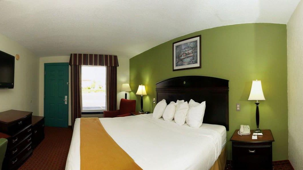 desk, laptop workspace, iron/ironing board, free wifi