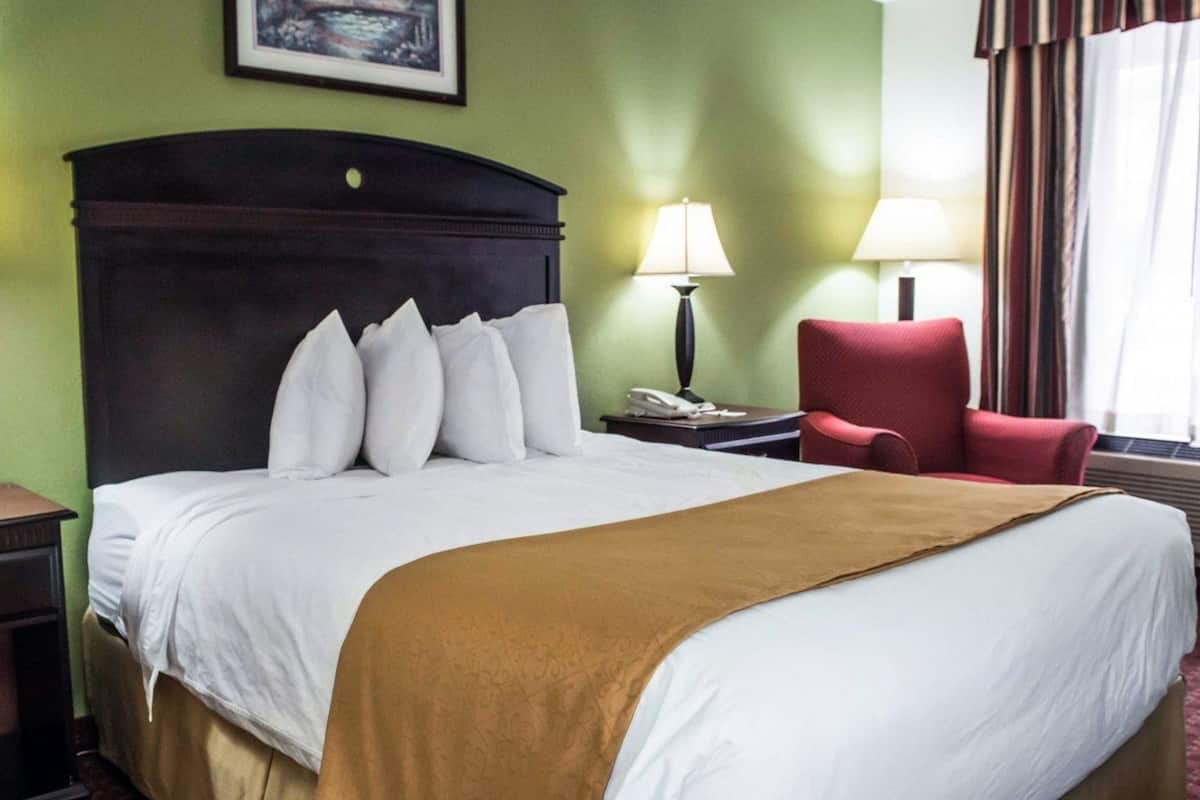 desk, laptop workspace, iron/ironing board, free wifi