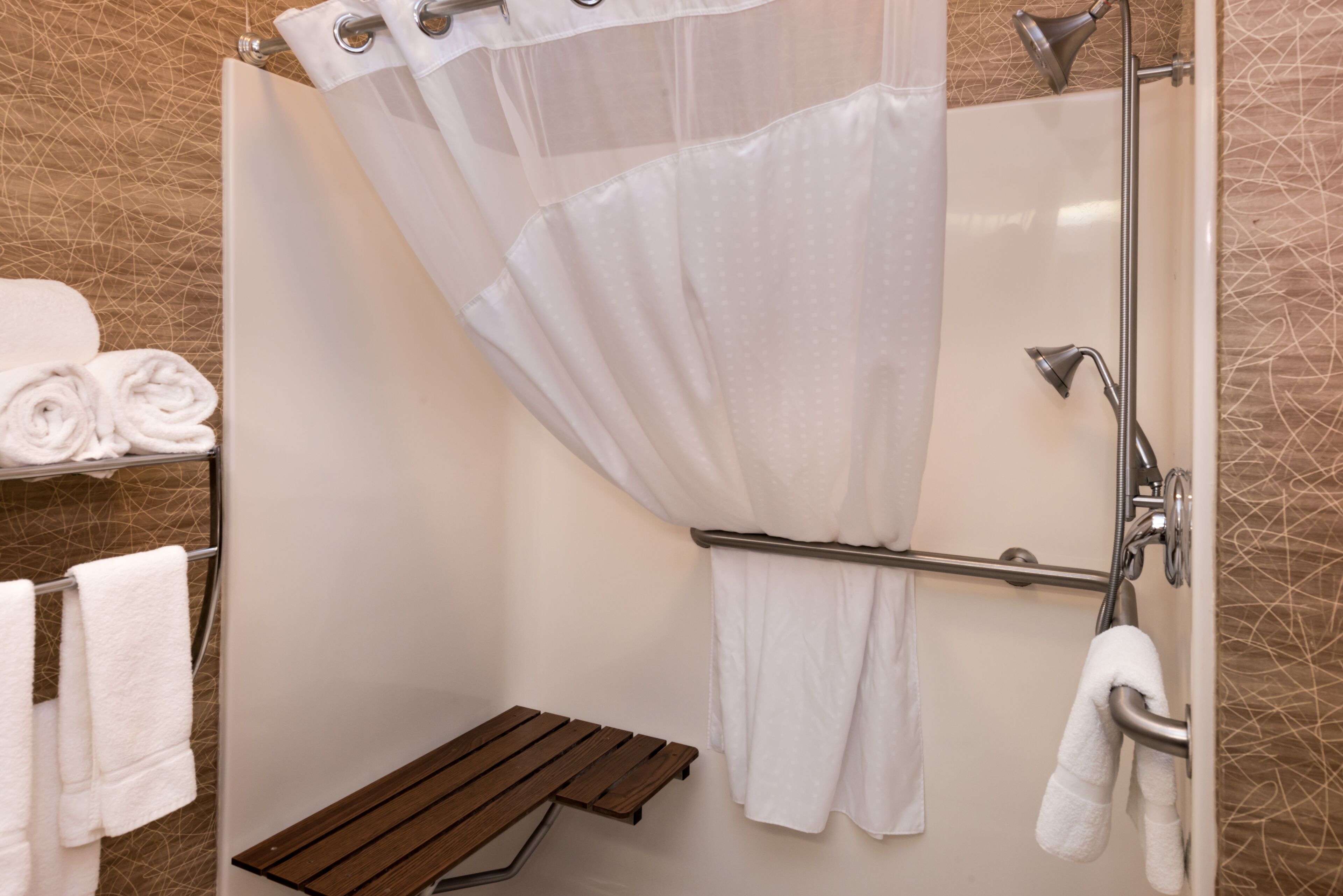 standard room, 1 king bed, mobility accessible (accessible tub) | bathroom | free toiletries, hair dryer, towels