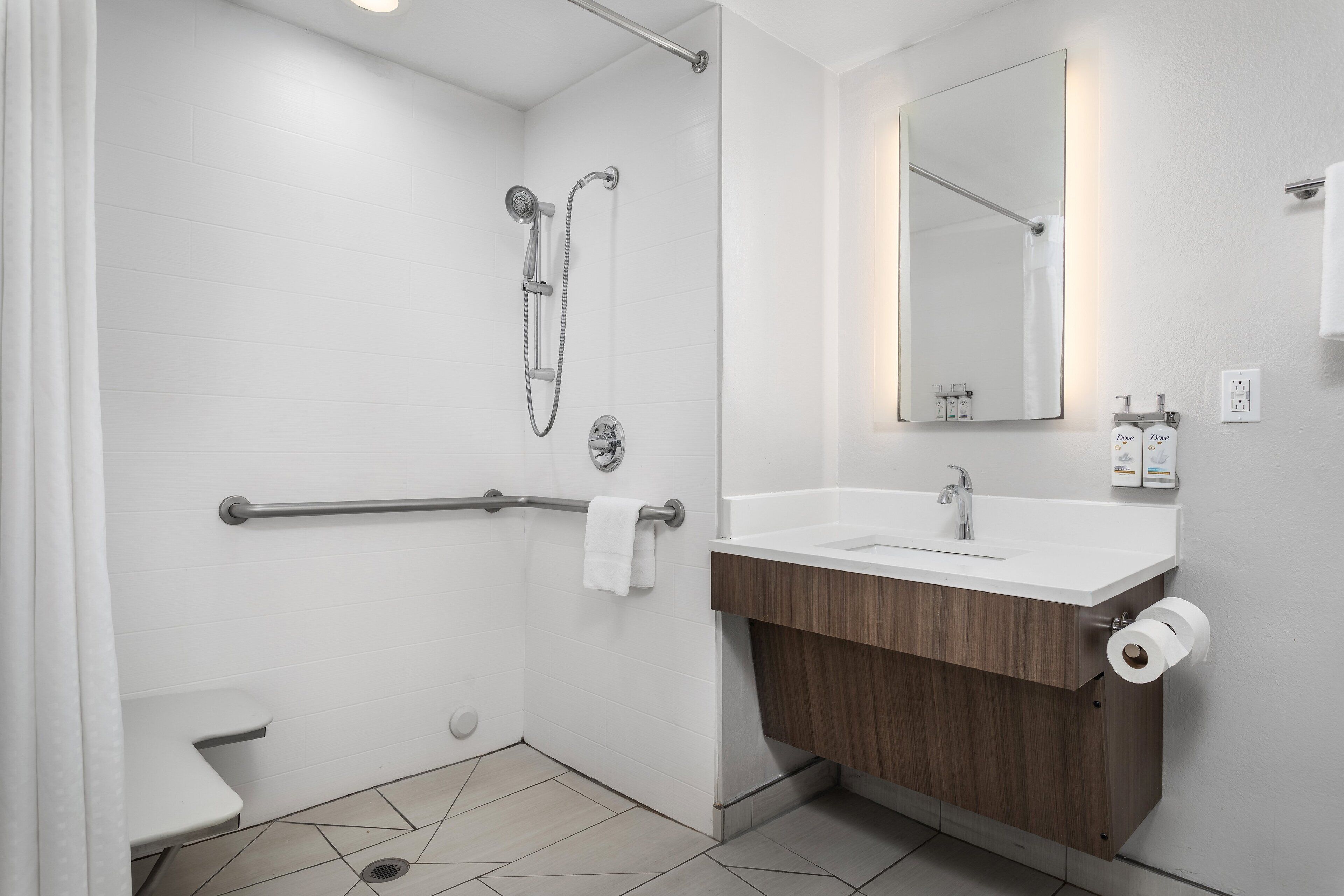 combined shower/bathtub, hair dryer, towels