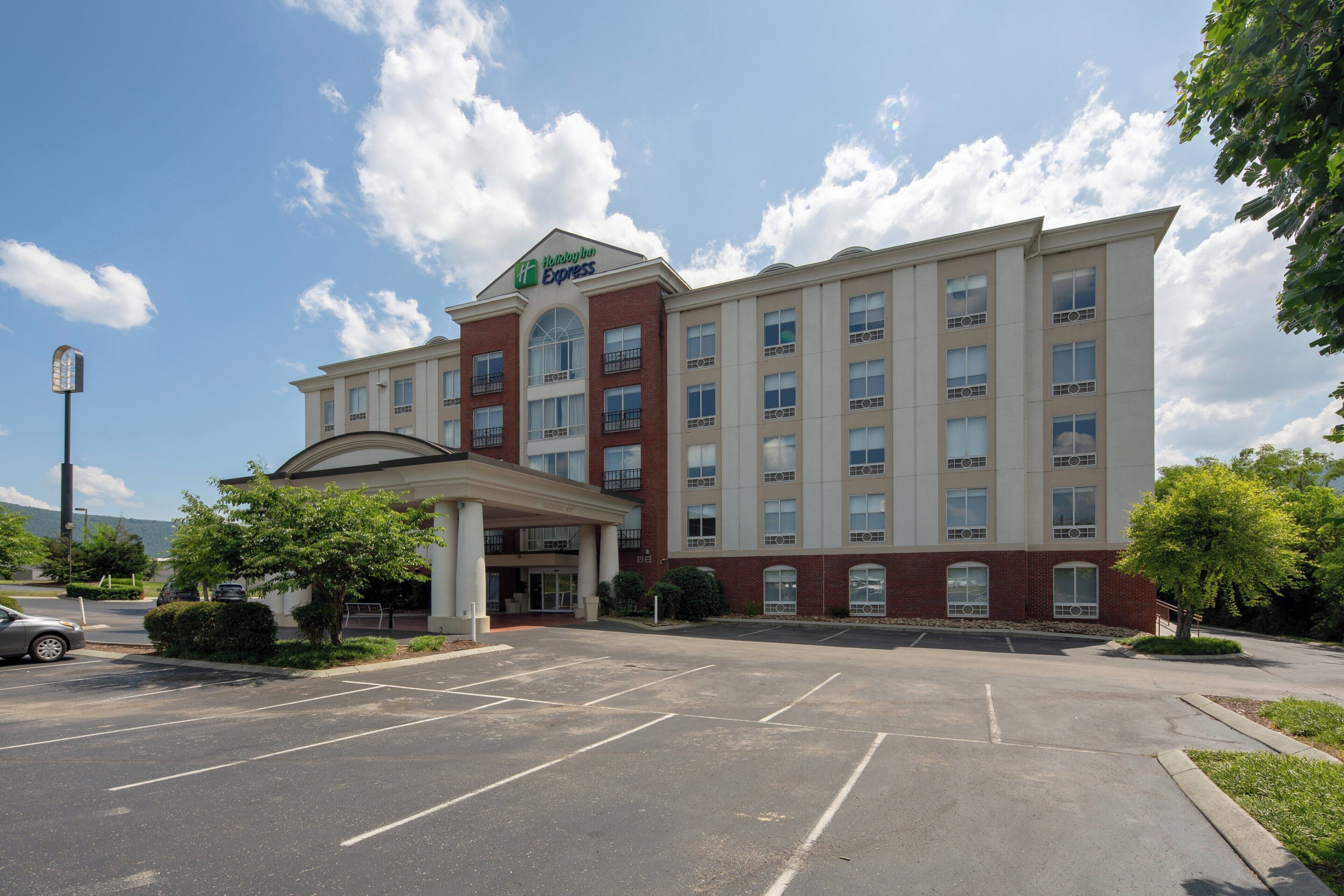 Un hôtel Holiday Inn Express doté d’un parking et d’une entrée abritée.