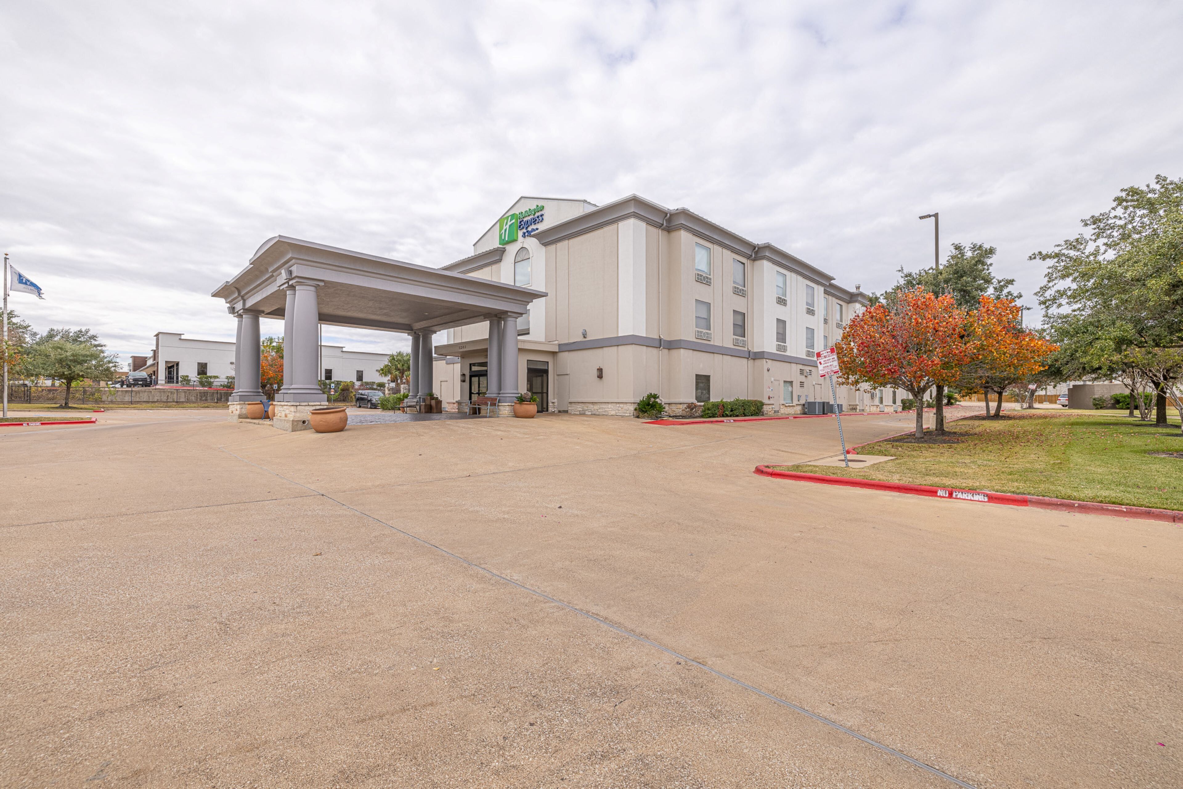 A large hotel with a covered entrance and multiple floors.