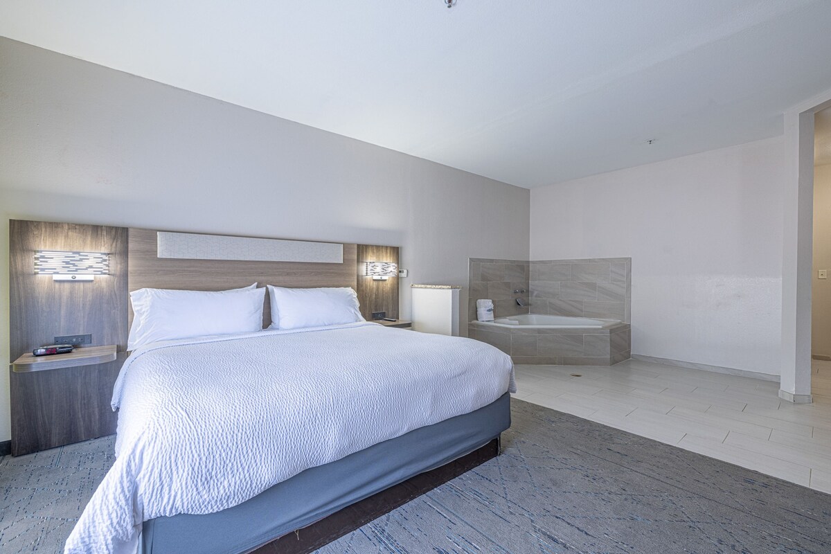 Suite, 1 habitación, notificación para personas con discapacidad auditiva, hidromasaje (Mobility) | Ropa de cama de alta calidad y camas con pillow-top 