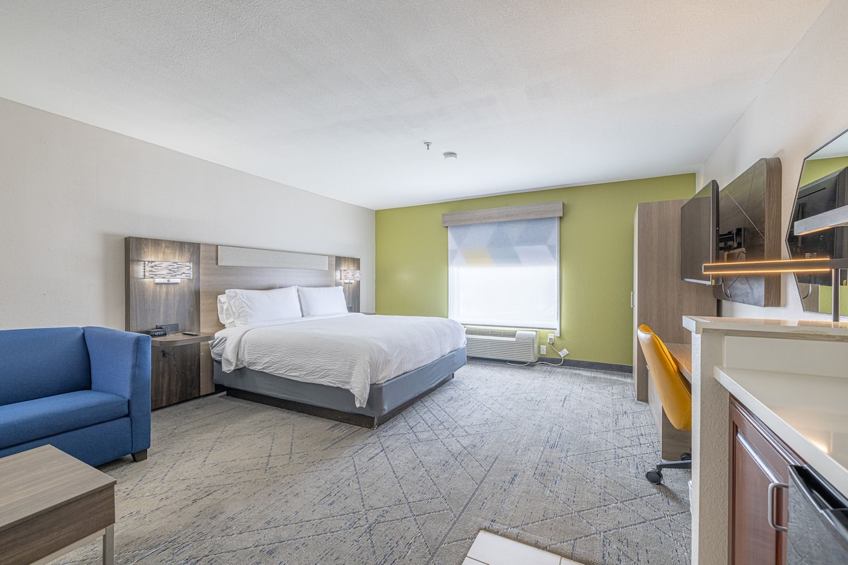 1 bedroom, premium bedding, pillow-top beds, in-room safe