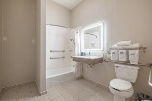 Tina con regadera, amenidades de baño gratuitas, secadora de cabello 