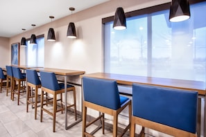 Exterior - Holiday Inn Express Hotel & Suites Belleville by IHG (Belleville)