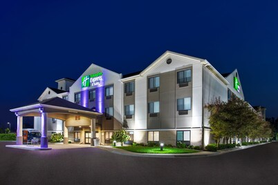 Holiday Inn Express Hotel & Suites Belleville, an IHG Hotel