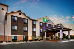 Exterior - Holiday Inn Express Hotel & Suites Belleville by IHG (Belleville)