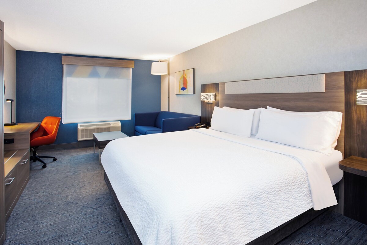 Premium bedding, Tempur-Pedic beds, in-room safe, desk
