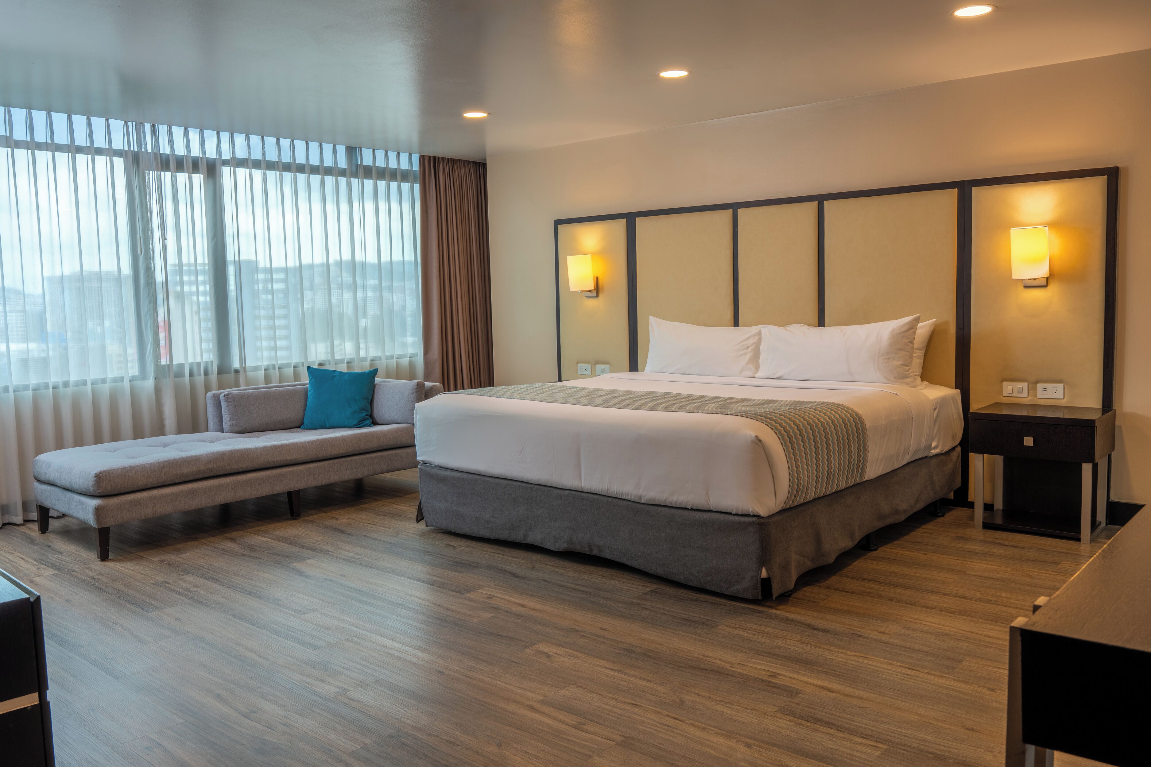 1 bedroom, Frette Italian sheets, premium bedding, down duvets