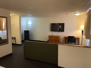 Suite, 1 King-Bett und Schlafsofa, Nichtraucher | Wohnbereich | 32-Zoll-Flachbildfernseher mit Satellitenempfang, Fernseher