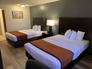 Tabla de planchar con plancha, wifi gratis, ropa de cama y despertador 