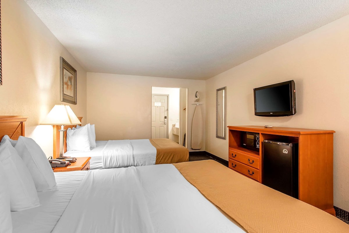 Iron/ironing board, WiFi (free), alarm clocks, bed sheets
