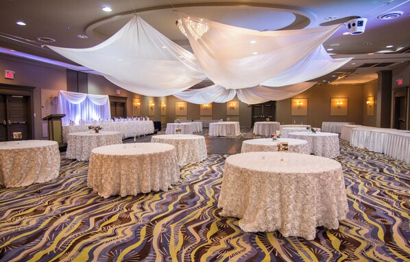 A banquet hall with round tables covered in white tablecloths, arranged in rows. - Holiday Inn Sudbury by IHG (Sudbury)
