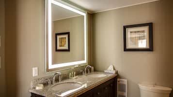 Suite, 1 King-Bett, Whirlpool | Badezimmer