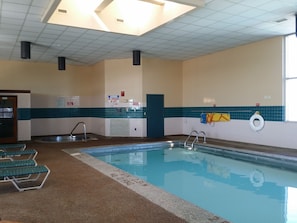 Piscine couverte, accès possible de 09 h 00 à 23 h 00, chaises longues