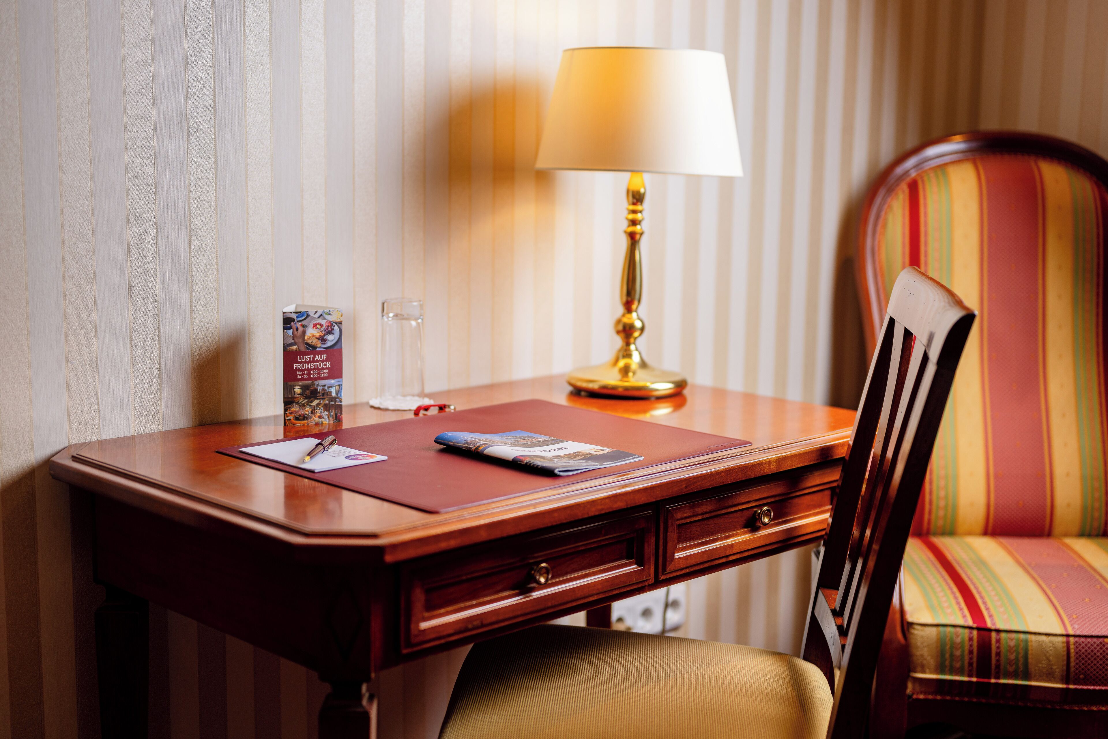 standard single room | premium bedding, in-room safe, desk, laptop workspace