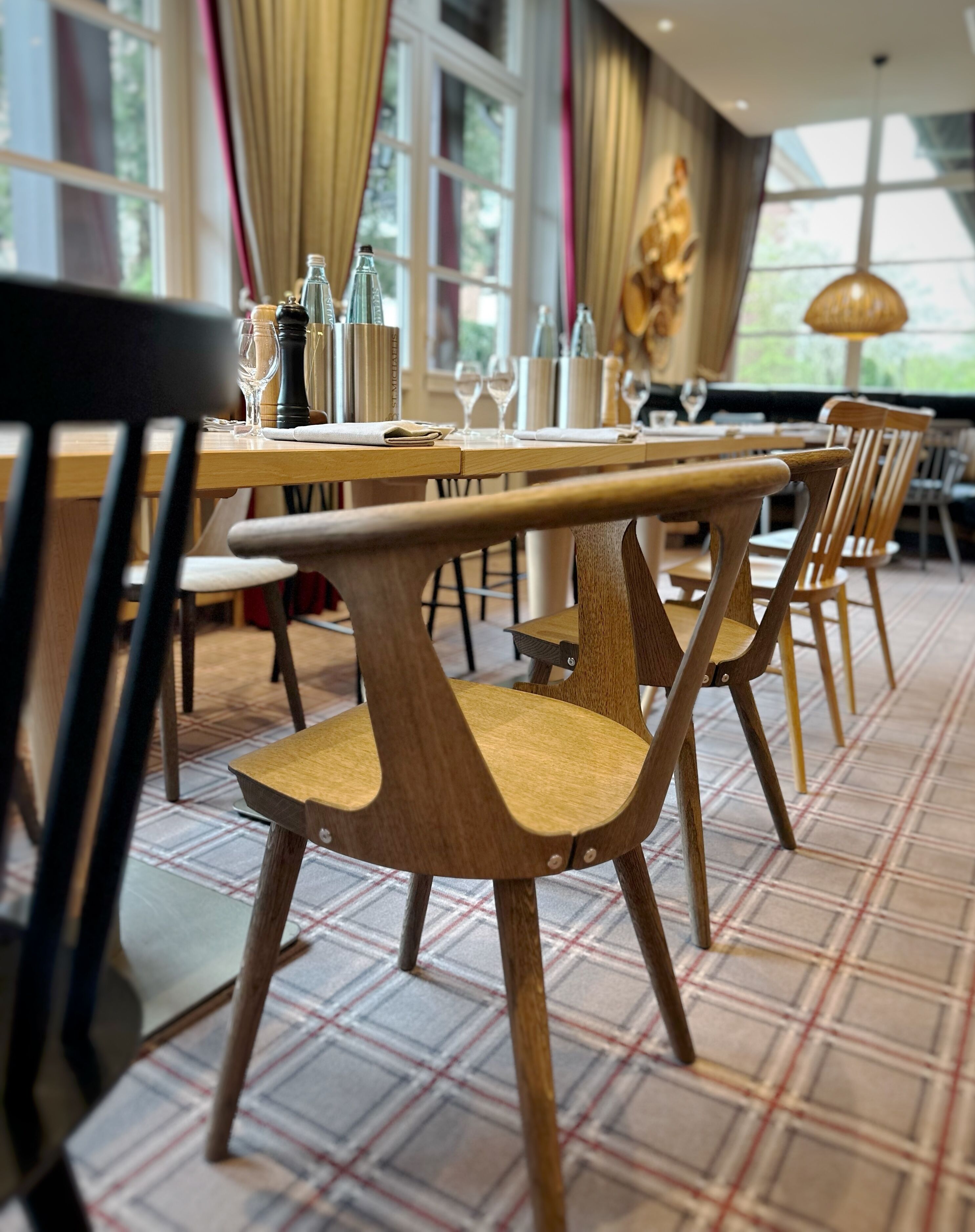 Ein Essbereich mit Holzkästen und einem Tisch für zwei Personen, mit einem karierten Fußboden.