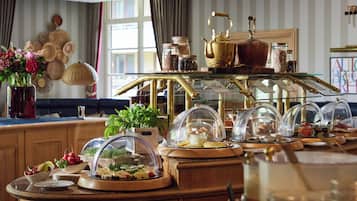 Daily full breakfast (EUR 21.5 per person)