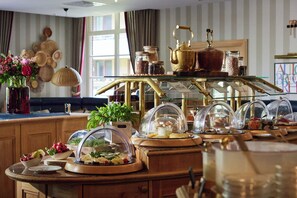 Desayuno completo diario (EUR 19.5 por persona)