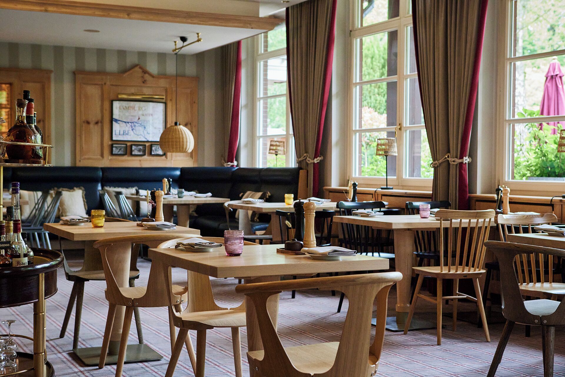 breakfast, lunch served; international cuisine, al fresco dining