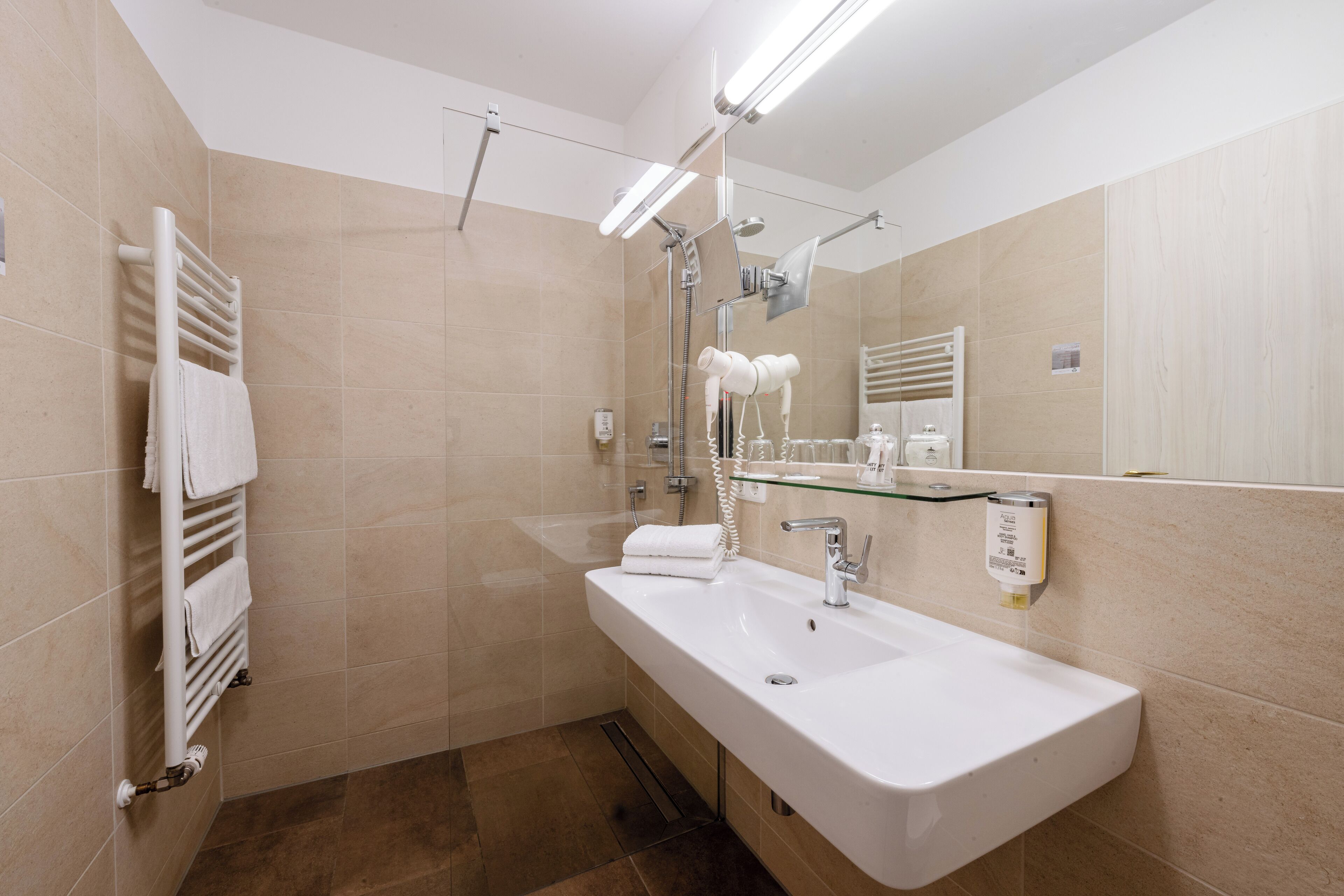standard double room | bathroom | shower, hydromassage showerhead, hair dryer, towels