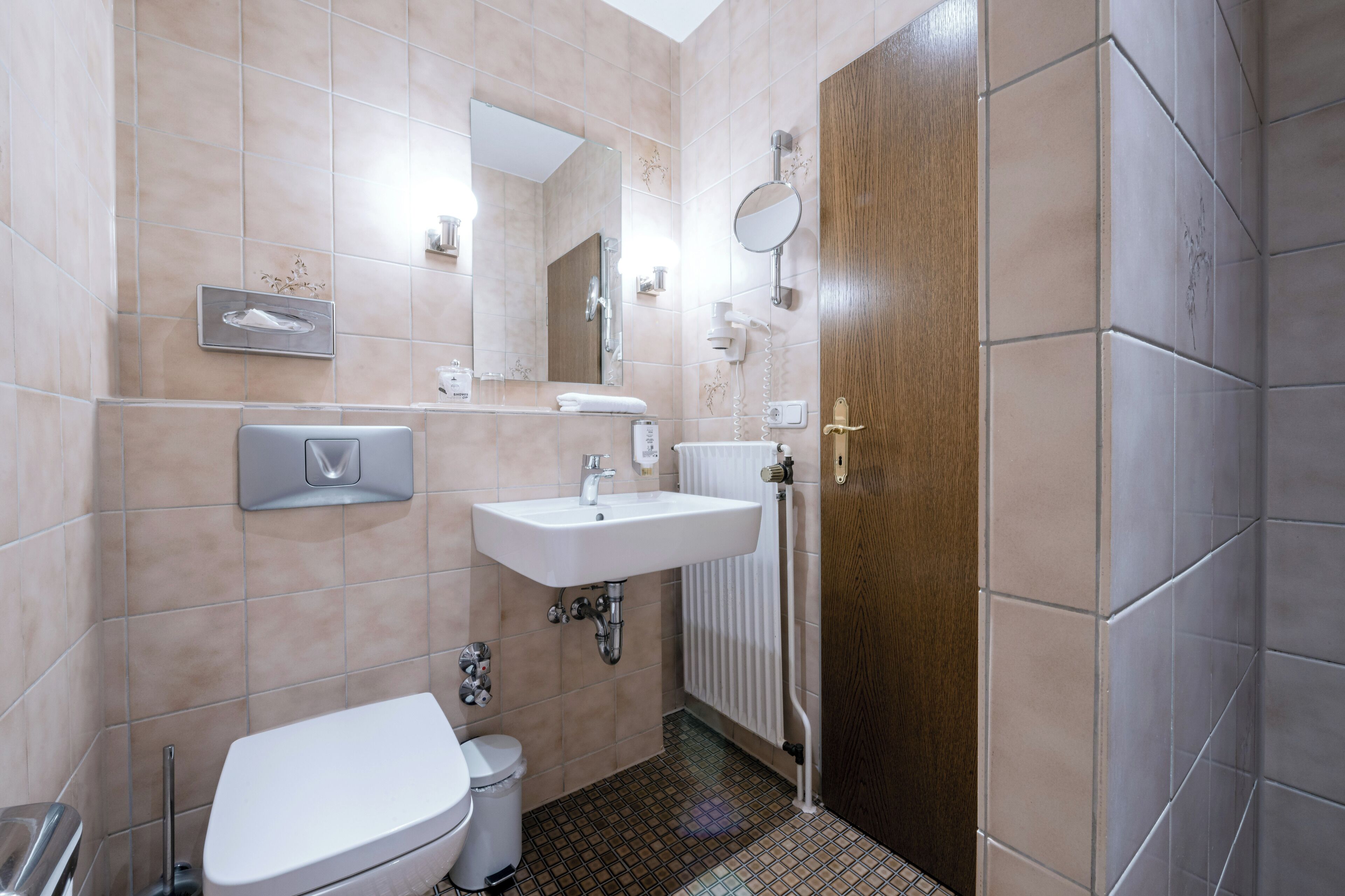 standard single room | bathroom | shower, hydromassage showerhead, hair dryer, towels