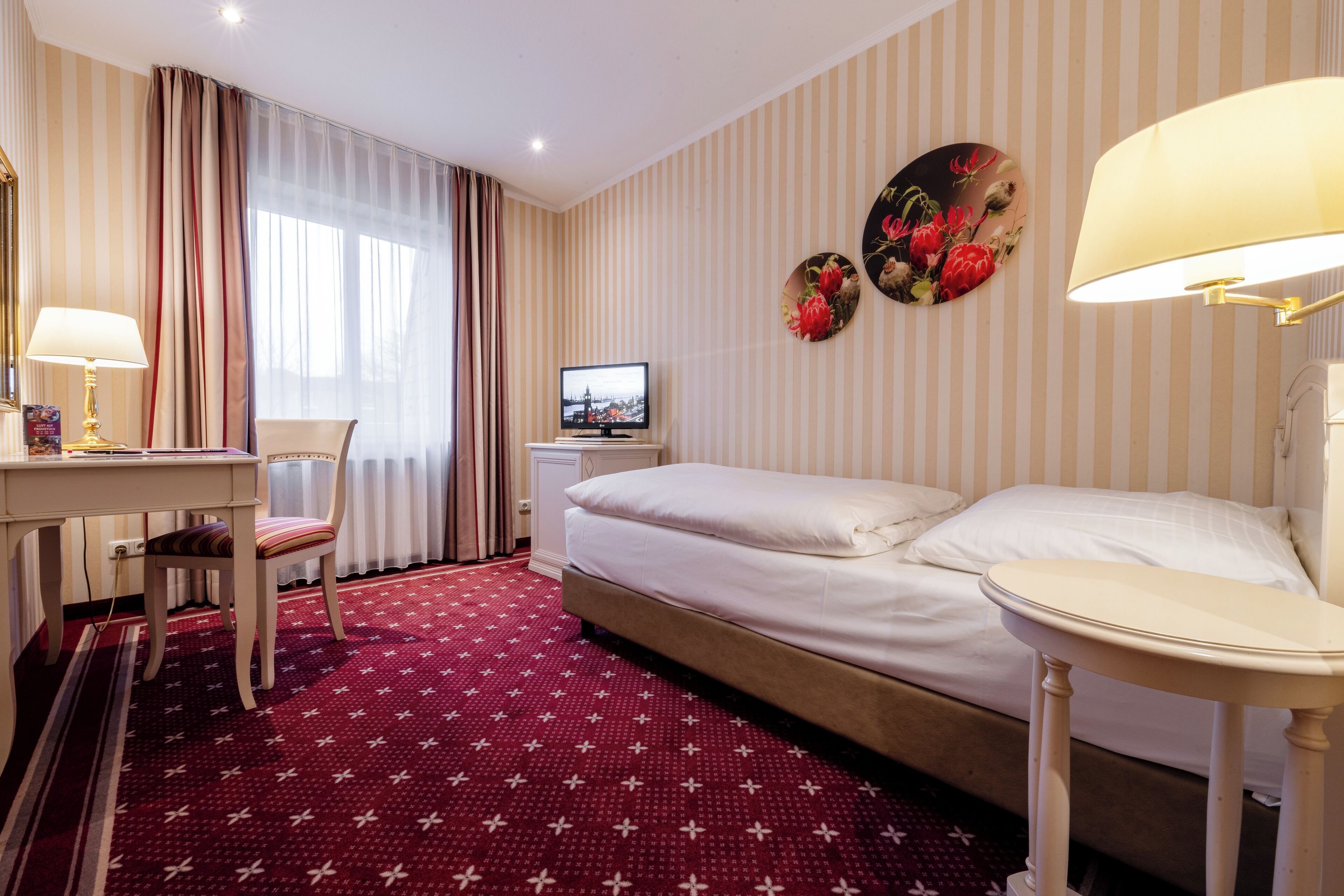 premium bedding, in-room safe, desk, laptop workspace