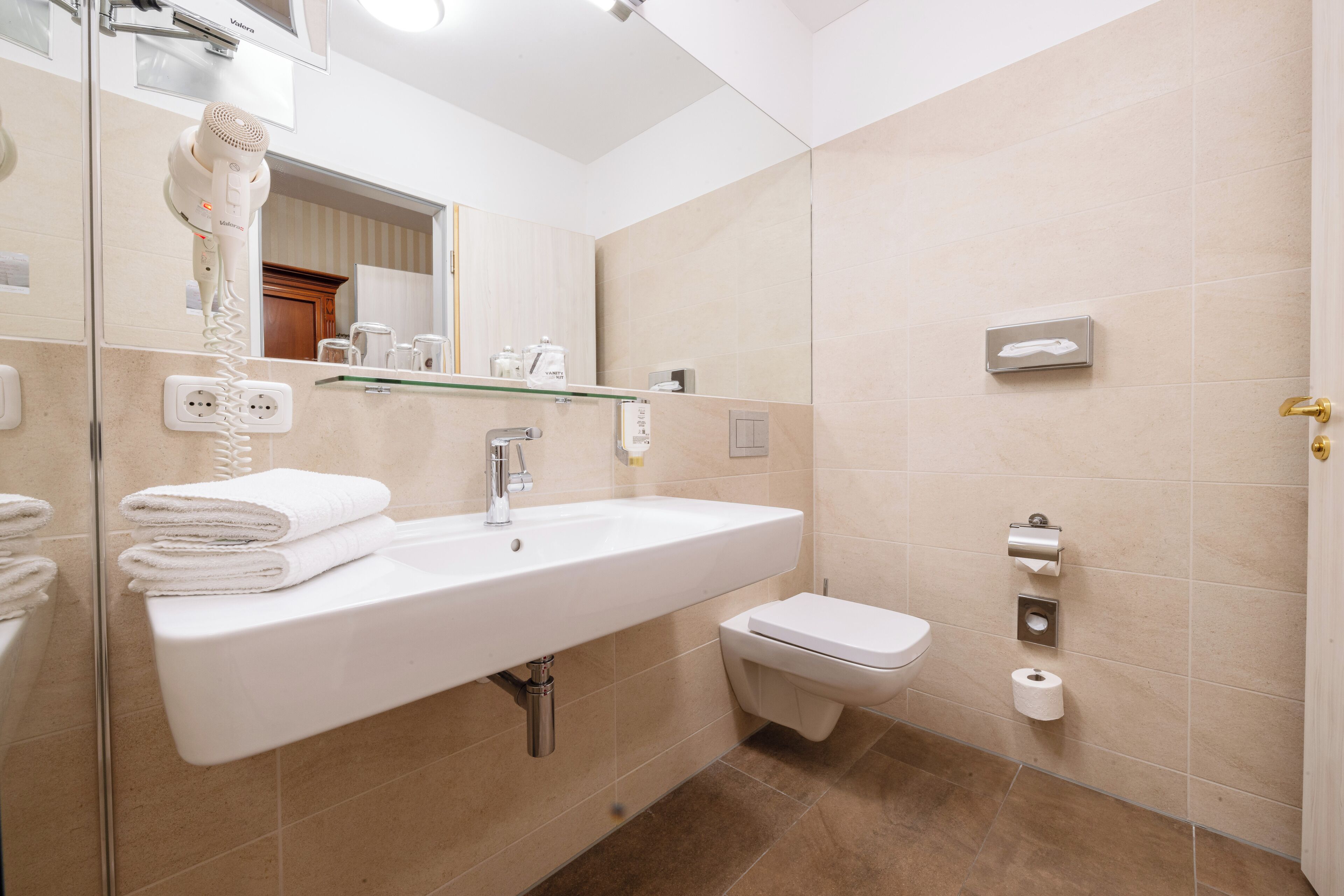 standard double room | bathroom | shower, hydromassage showerhead, hair dryer, towels