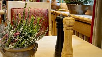 Breakfast, lunch, dinner served; international cuisine, alfresco dining
