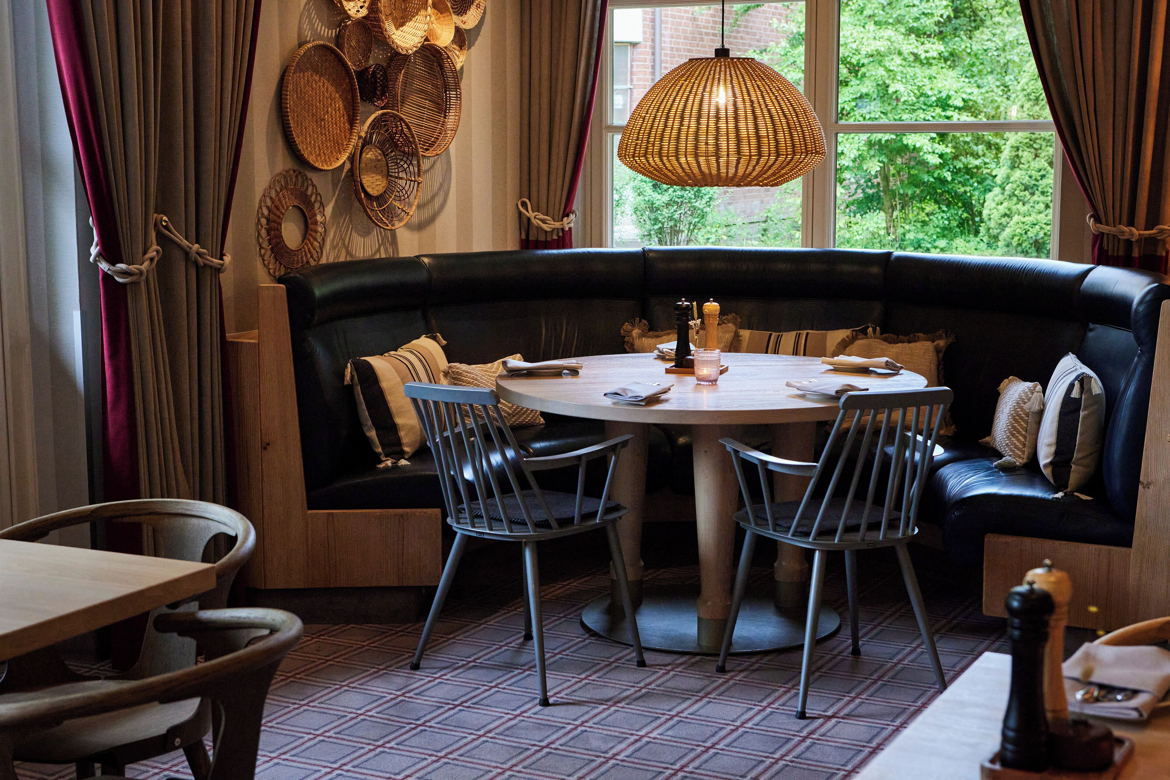 breakfast, lunch served; international cuisine, al fresco dining