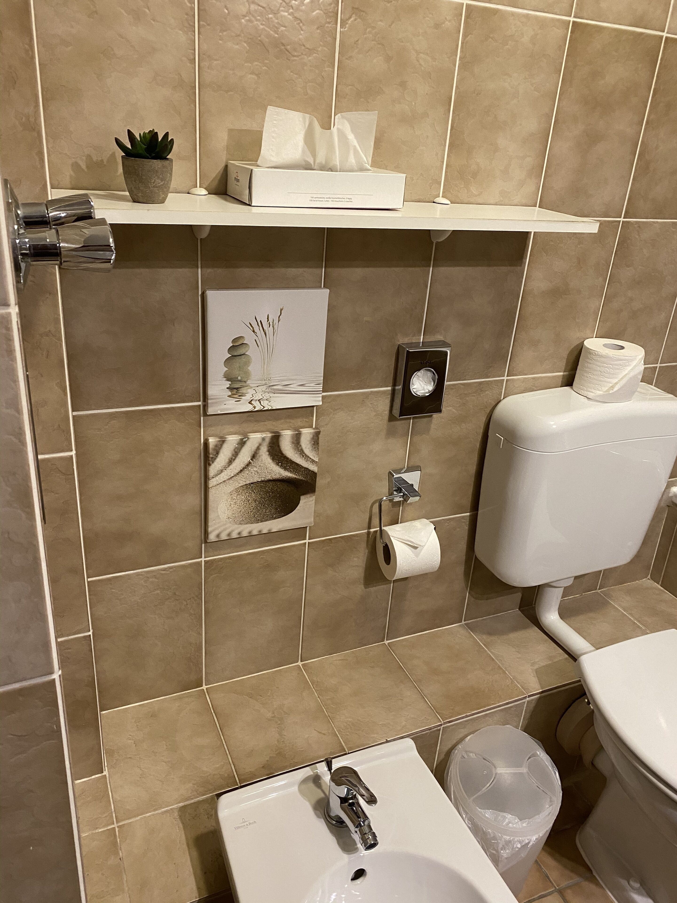 double room | bathroom | free toiletries, slippers, towels