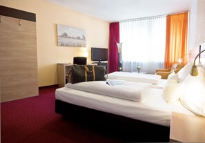 Minibar, in-room safe, desk, soundproofing - Hotel Cascade (Düsseldorf)