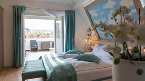 Deluxe Double Room | 1 bedroom, hypo-allergenic bedding, Select Comfort beds, desk - DAS CENTRAL- City Boutique Hotel (Bad Mergentheim)