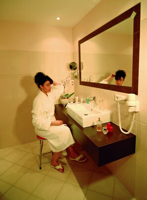 Free toiletries, hair dryer, towels - DAS CENTRAL- City Boutique Hotel (Bad Mergentheim)