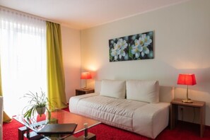 Habitación doble Deluxe de uso individual | Área de sala de estar | Televisión de pantalla plana 
