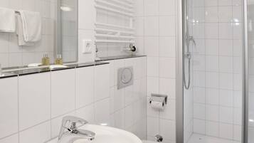 Dusche, umweltfreundliche Kosmetikartikel, Haartrockner, Handtücher