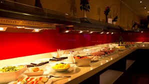 A buffet with various dishes and utensils. - Cityhotel Monopol (Hamburg)