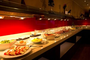 Ein Buffet mit verschiedenen Speisen und Besteck.