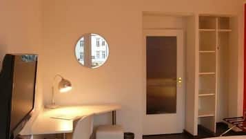 Zimmersafe, Schreibtisch, schallisolierte Zimmer, Bügeleisen/Bügelbrett