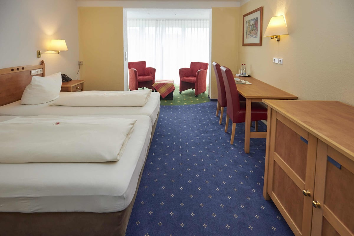 Comfort-Doppelzimmer | Zimmersafe, Schreibtisch, laptopgeeigneter Arbeitsplatz